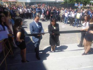 El alcalde de Ambato Ing. Luis Amoroso y la Dra. Lilia Villavicencio dieron por inaugurada la muestra FICCE